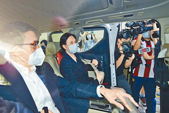 前港姐寇鴻萍獲准保釋覆核，與丈夫一同離開法院登上座駕。