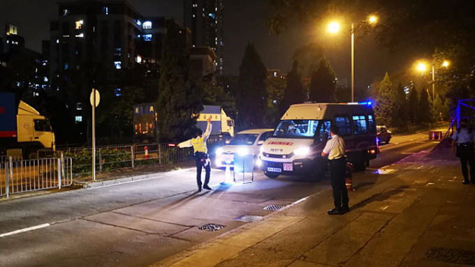 警方於西九龍總區內多個地點設置路障檢查站截查可疑車輛。警方圖片