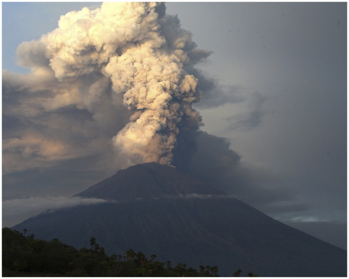 阿貢火山持續噴發。AP