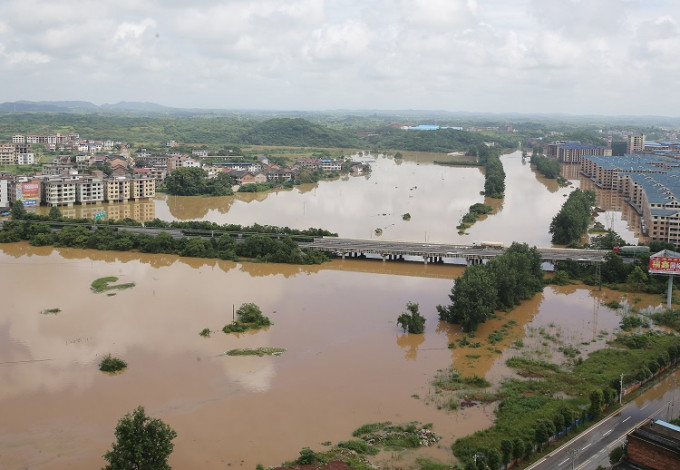 被洪水圍困的湖南祁東縣歸陽鎮。新華社圖片