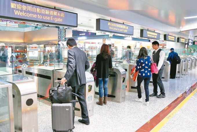 韩籍夫妻到台，却未依照居家检疫挨罚，企图擅自离境规避处分却在机场被拦截。网图