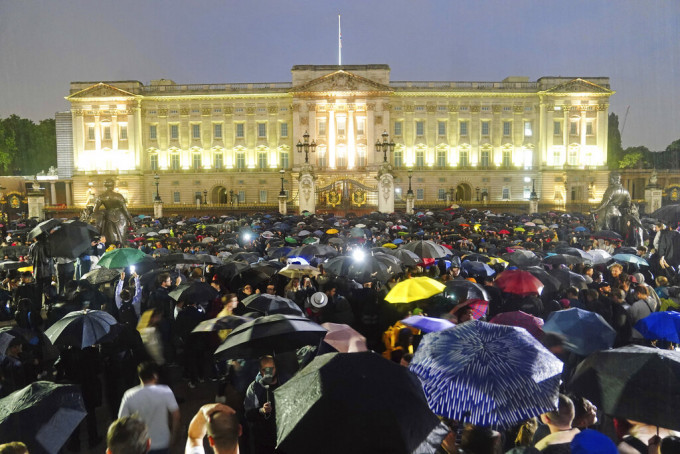 伦敦下著毛毛细雨，但众人未有离开，反而举起雨伞继续留守悼念。AP图片