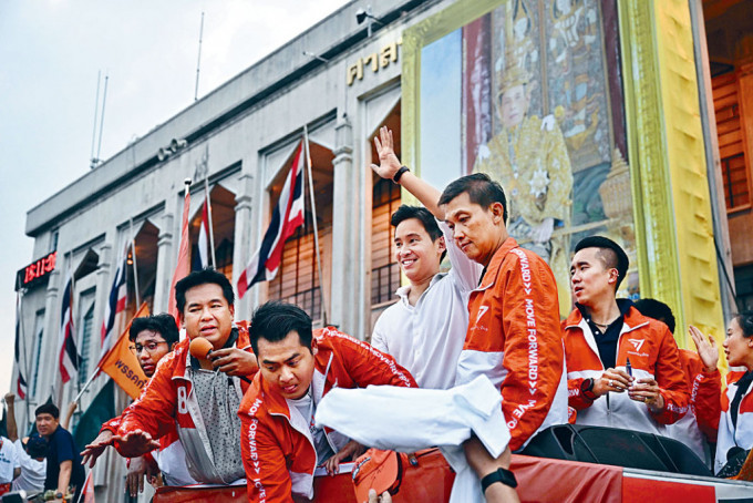 前進黨黨魁皮塔周一在曼谷祝捷巡遊。