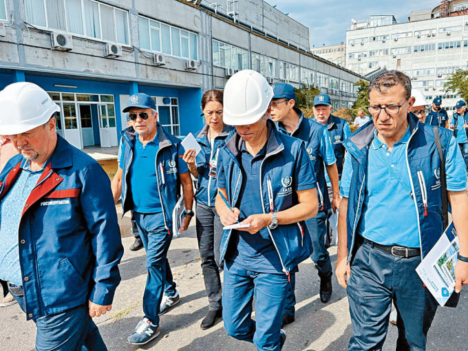 国际原子能机构总干事格罗西（右）与其他专家视察扎波罗热核电厂。　