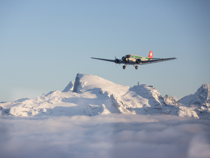二战古董飞机坠落瑞士山区，机上20人全部遇难。AP资料图片
