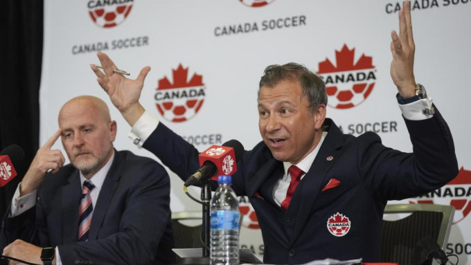 加拿大足总主席邦迪斯(右)在记招解释事件因由。Reuters