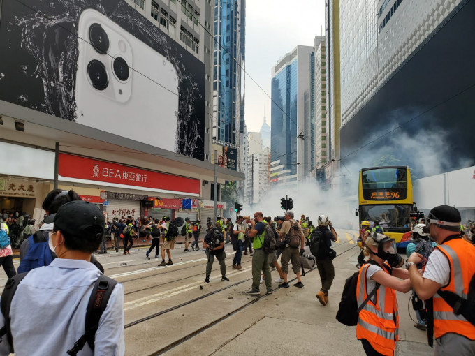 警方于下午2时24分在崇光百货外施放催泪弹驱散示威者。