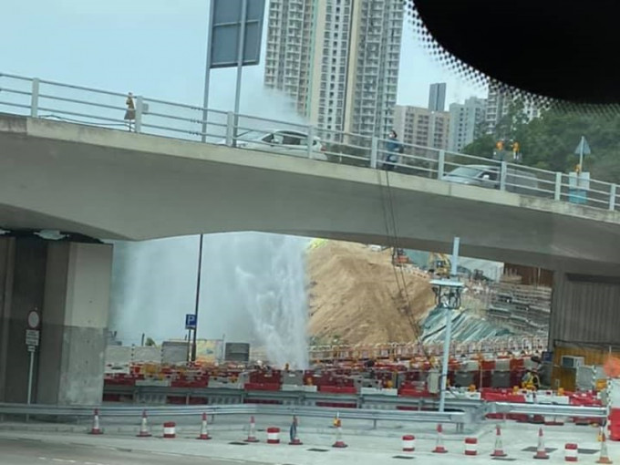 水柱湧出行車路。網民:Annon Ng‎香港突發事故報料區