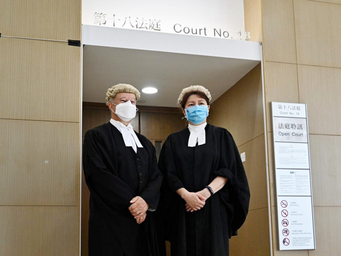 杨美琪(右)成为大律师。