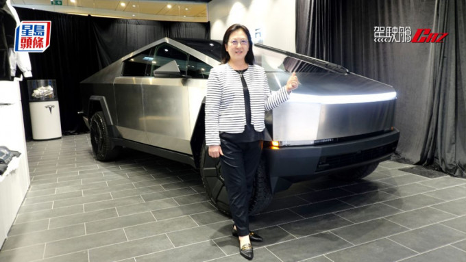 Tesla香港及澳门区域总监Isabel Fan，向在场传媒推介全新Cybertruck电动货车。