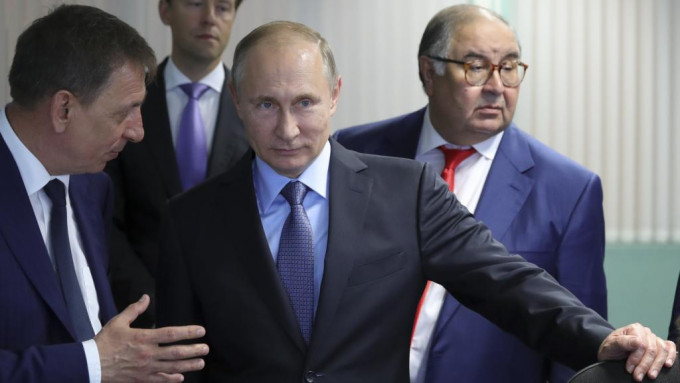 乌斯马诺夫(右)与普京关系密切。AP