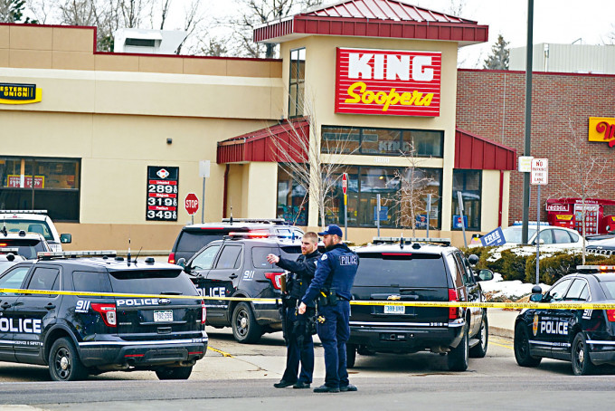 警察封锁金苏珀超市调查。