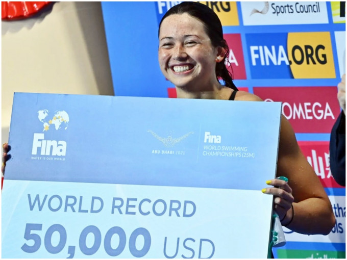 何诗蓓打破世界纪录后，获即时颁发「大支票」。fina.org图片