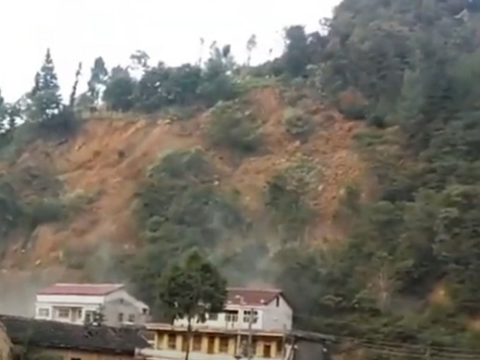 陝西漢中一處山坡大規模山泥傾瀉並淹沒民居。影片截圖