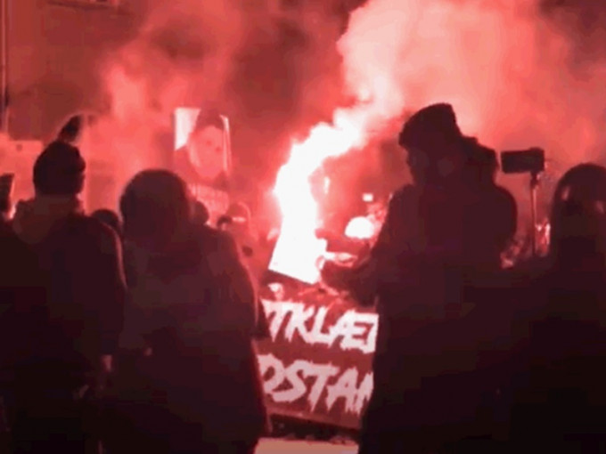 示威者手持火把在哥本哈根市中心游行。网图