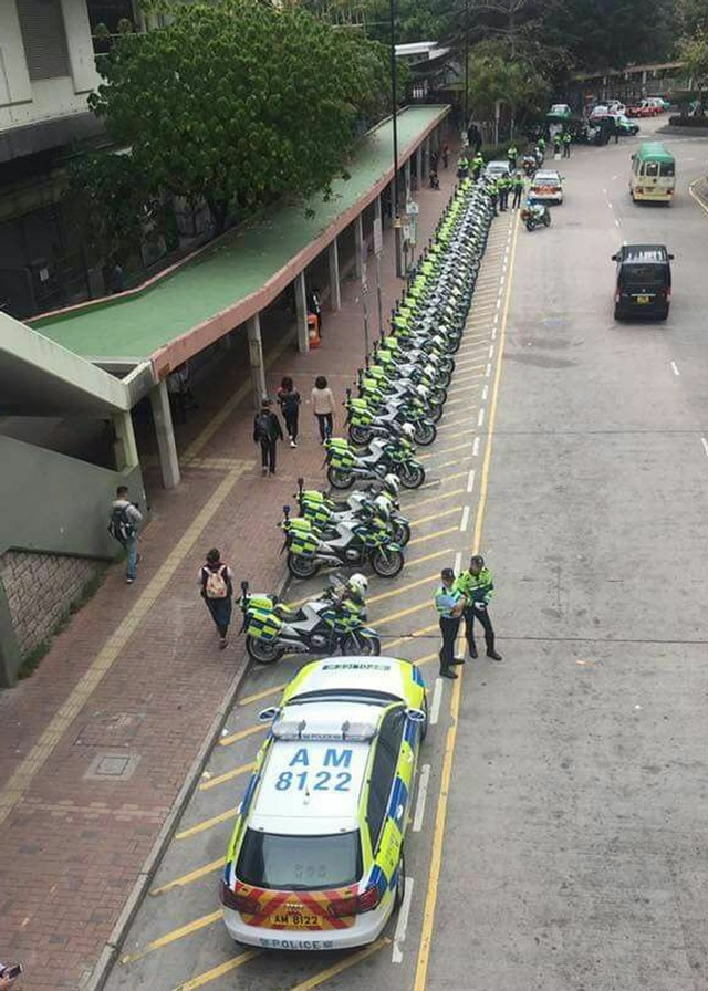 東鐵粉嶺站對開大批警員進行常規訓練。香港突發事故報料區