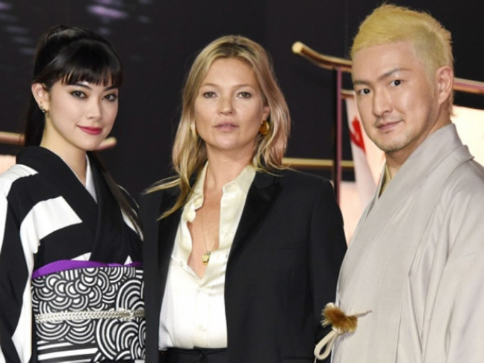 Kate Moss在東京為展覽會擔任開幕嘉賓，氣派超然。