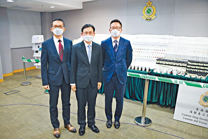 海關有組織罪案調查科特別調查指揮官黃貞富（左）展示檢獲違禁產品。