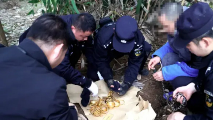 警方找到了謝某埋藏於地下的兩袋黃金。