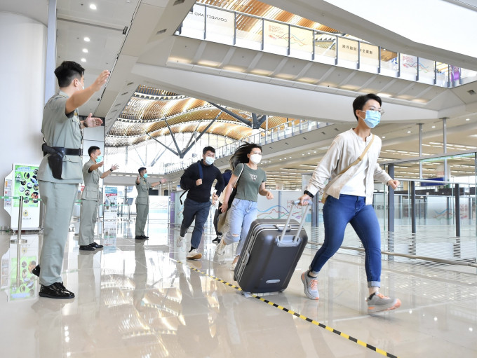 海關及消防處昨日下午在港珠澳大橋香港口岸旅檢大樓舉辦聯合反恐演習。政府新聞處圖片