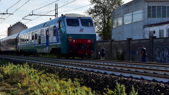 意大利5名鐵路工深夜換路軌遭列車高速撞死，警員在意外現場調查。 路透社