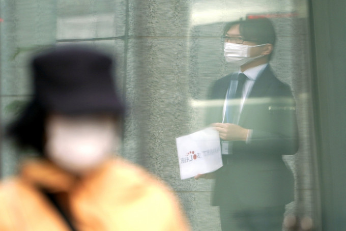東京都政府要求民眾，周六日避免外出，以防疫情擴散。 AP圖