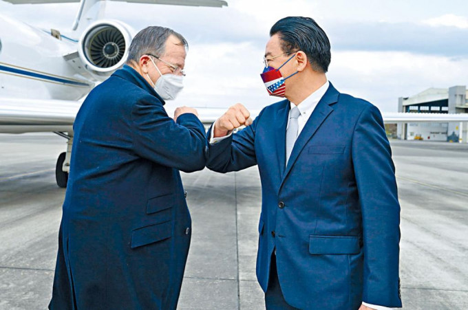 美國前參謀長聯席會議主席穆倫（左）率團抵達台北，與台灣的外交部長吳釗燮碰肘。