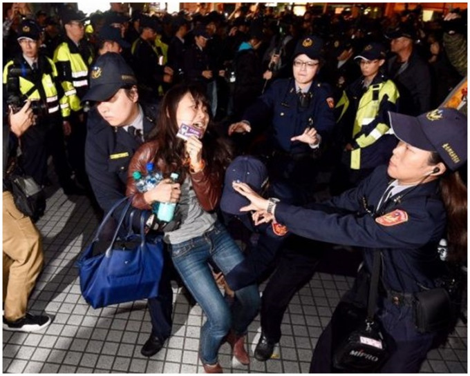 警員拖走躺在地上頑抗的示威者。