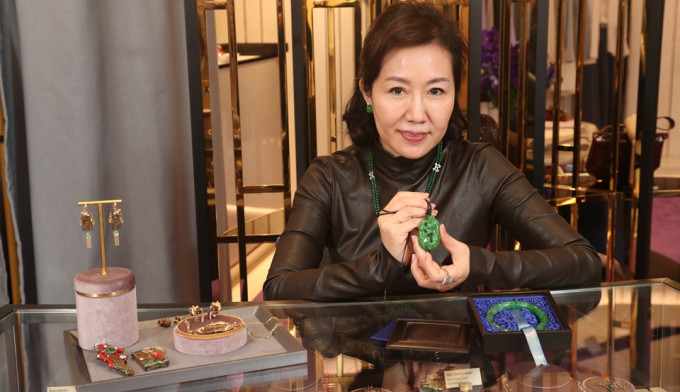 喜歡古董珠寶的Loretta，自己設計的珠寶亦洋溢中國風。