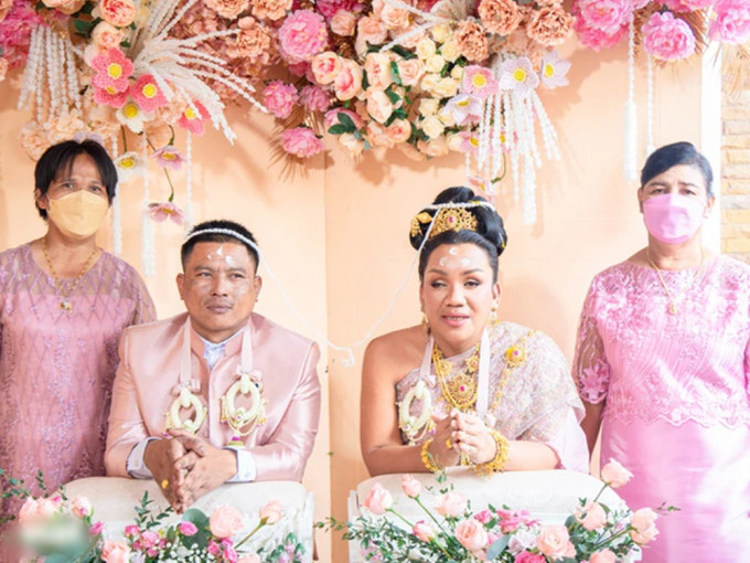 maeying lee（右二）本月3日完婚，但婚姻仅维持了27日。互联网图片