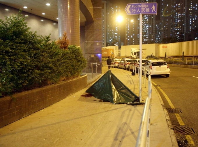 警方封锁现场，以帐篷遮盖事主遗体。