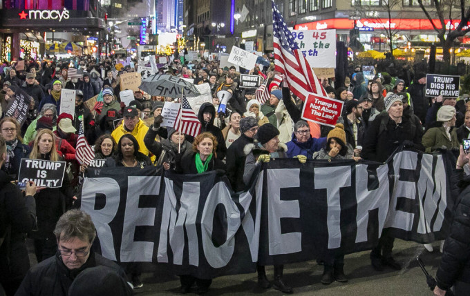 民眾紐約上街遊行集會促彈劾特朗普。AP圖