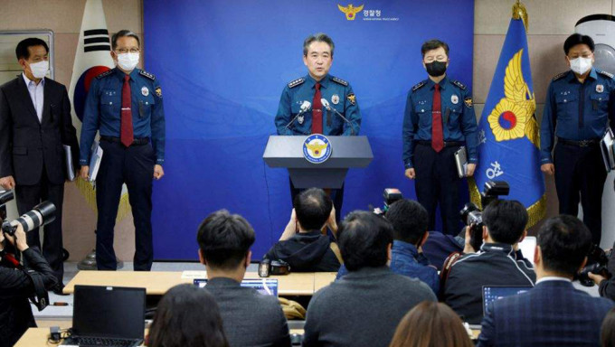 南韓警方特別調查本部將首爾龍山區警察廳廳長在內等23人移送檢方，其中6人被捕。路透社