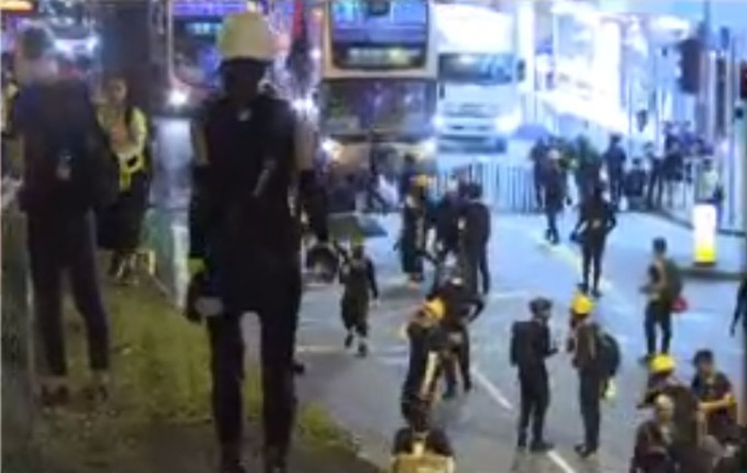 大批示威者堵塞葵涌道及荔枝角道。NOW新聞截圖