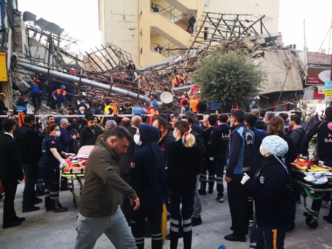 土耳其马拉蒂亚市有购物商场倒塌，至少10人失踪。网图