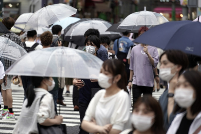 日本调整疫情警戒至最高级别。AP
