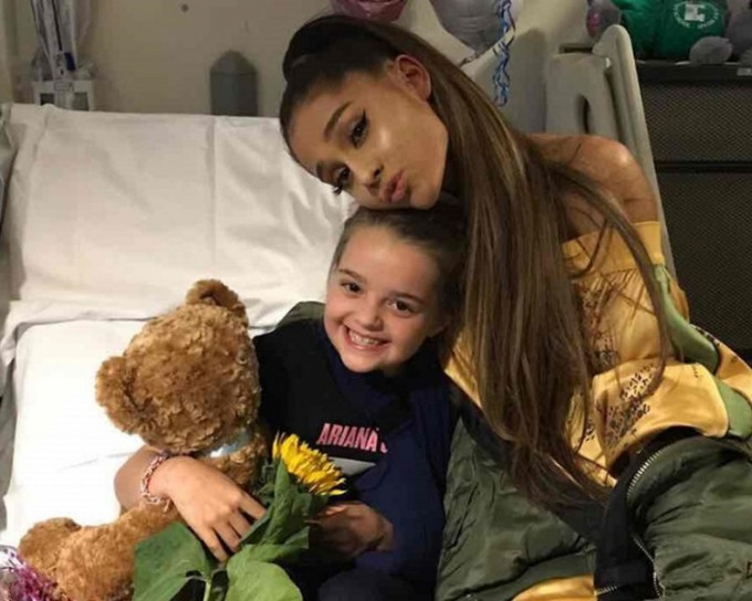 Ariana Grande周五突然去到皇家曼彻斯特儿科医院，探望仍然留医的小孩子。图fb