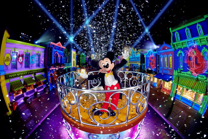 迪士尼首创「We Love Mickey!」大街投影盛演。