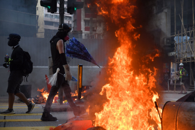 示威者纵火。资料图片