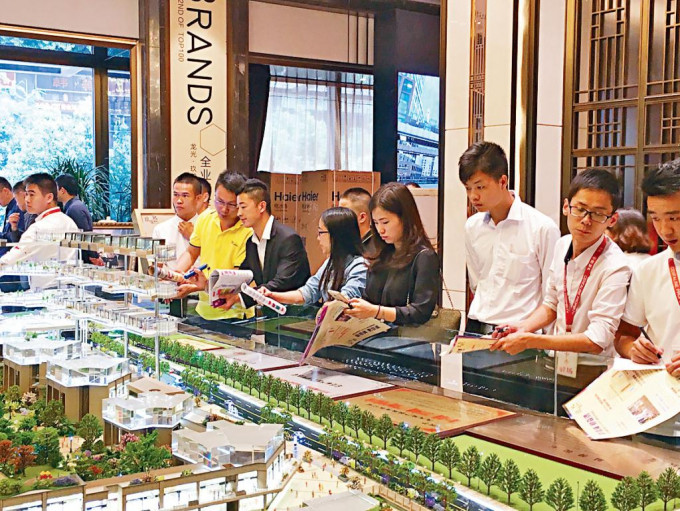 外媒稱,國務院擬批准設立大型房地產基金,為12家陷財困民房企提供資金。