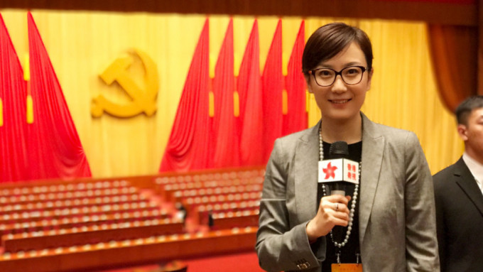 香港卫视综合台副台长秦枫，她的来头不简单，出身外交世家，姑父是前外长李肇星。网图
