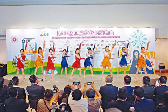 九位競逐工展小姐的候選人，昨午率先進行舞蹈表演。