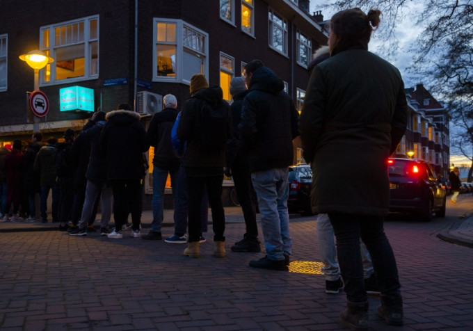 紅燈區因疫情將關閉，荷蘭民眾在關門前排隊搶大麻。AP