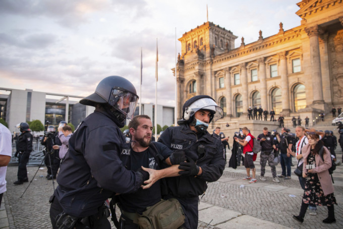 据警方通报，在当天的示威中有约300人被捕。AP图片