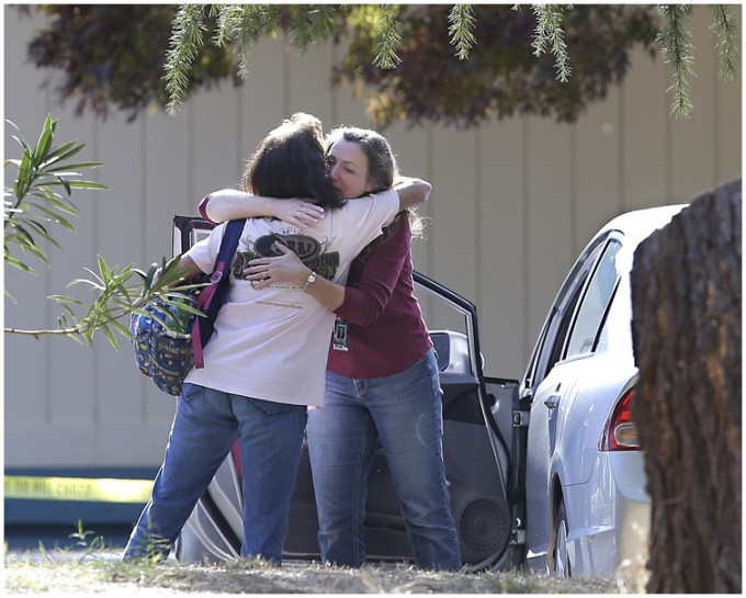 有送子女上學的家長表示，聽到槍聲後，帶同子女進入學校課室暫避。 AP