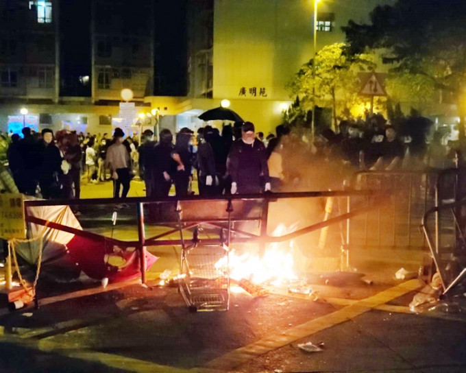 示威者在廣明苑對開縱火。