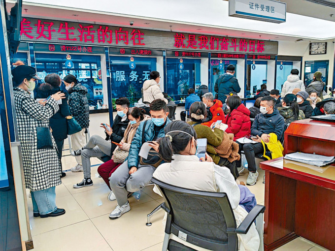 北京公安局辦理港澳簽證人滿為患。