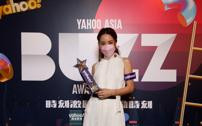 邓丽欣（Stephy）赢得《YAHOO搜寻人气大奖》「本地演员」奖项。