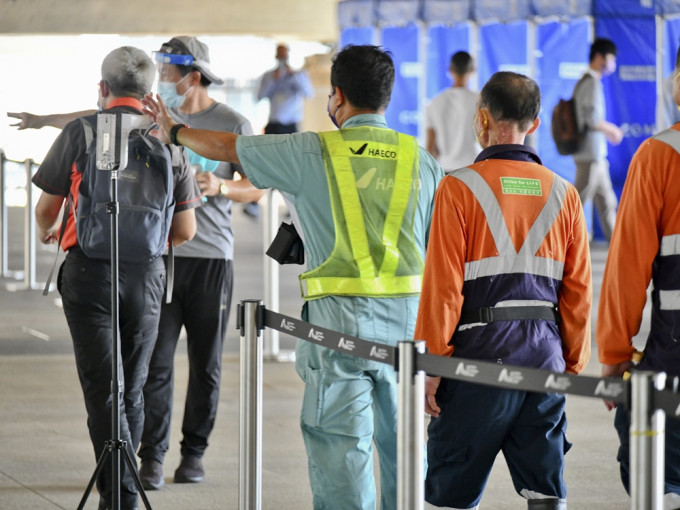一名50歲機場停機坪搬運工確診，機場員工須接受強制檢測。資料圖片