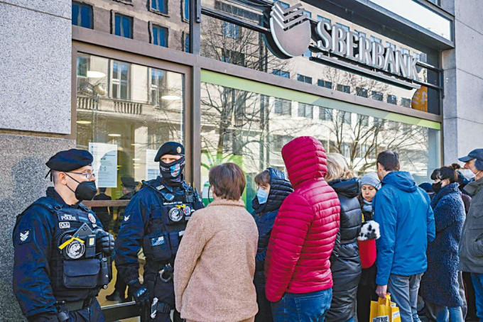 提款和取消帳戶的人潮，上周五逼爆俄羅斯國營聯邦儲蓄銀行布拉格分行。 